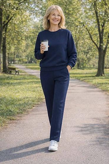 Gornji i donji deo: Ženski komplet trenerke – duks + donji deo - Model: duks sa okruglim — 10