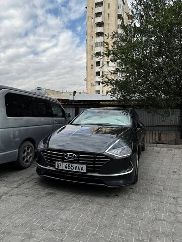 электромобиль neta: Представленный автомобиль Hyundai Sonata в элегантном сером цвете