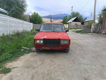 авто домкраты: Красный седан Лада 2107 с четырехдверным кузовом. Автомобиль оснащен