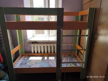 двухэтажный детский кровать: Двухъярусная кровать из дерева с ярким дизайном. Каркас выполнен в