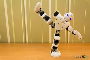 прием серебра: Человекоподобный робот состоит из 16 сервомоторов, которые плавно