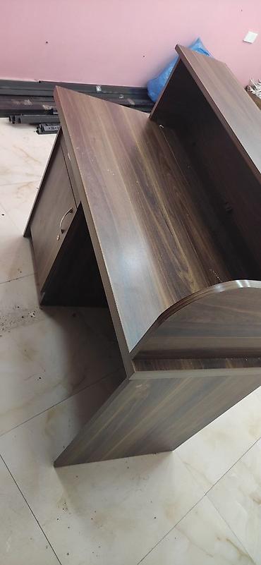 qoz: Ofis resepsiyon/iş masası – qəhvəyi ağac teksturalı MDF-laminate — 7
