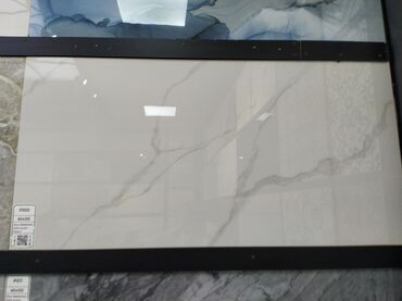 Kafel və metlax: Bej rəngli, mərmər effektli, düzbucaqlı keramik plitə. Hamam, mətbəx