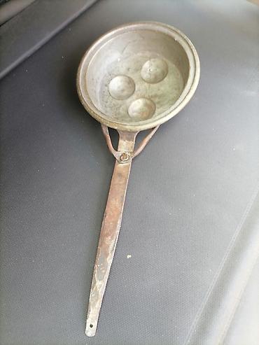 metalac posude za kafu i secer: Stara metalna tava za poširanje jaja (3 ležišta) - Materijal: metal — 1