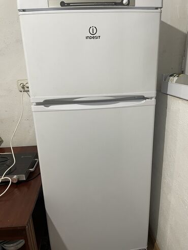 холодилник домашный: Холодильник Indesit, Б/у, Двухкамерный, 60 * 160 * 60