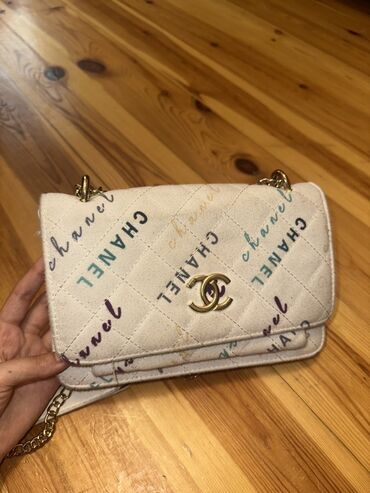 Tavalar: Çiyin çantası, Chanel, İşlənmiş