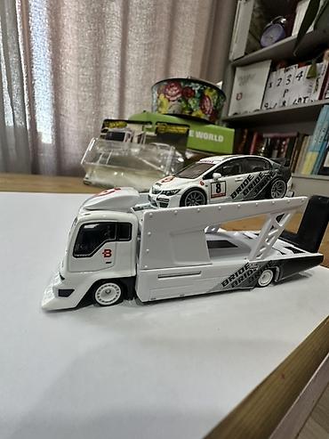 Модели автомобилей: HotWheels Premium Kousoku Hauler и Honda Civic Type R 1:64 масштаб — 2