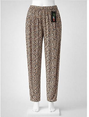 pull and bear dukserice: Ženske pantalone sa leopard printom - Dizajn: klasičan kroj ravnih — 1
