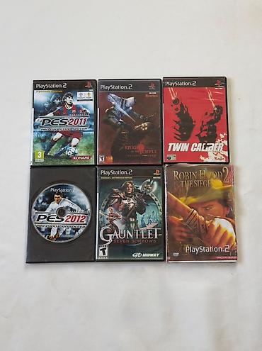 oyun sukan dəsti: PlayStation 2 oyun konsolu dəsti. Dəstə şəkildə görünənlər daxildir — 4