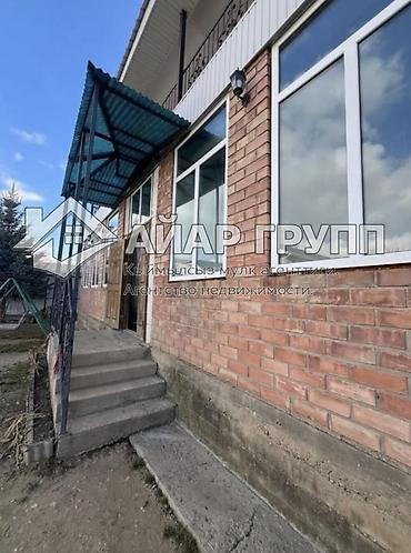 Продажа коттеджей и домов: 🔷 Продаётся просторный дом в центре Чолпон-Аты! 🔷 📍 Напротив — 1