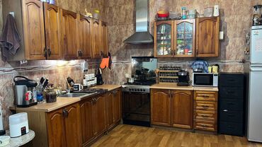 кухонный мойка: Кухонный гарнитур, Шкаф, цвет - Коричневый, Б/у