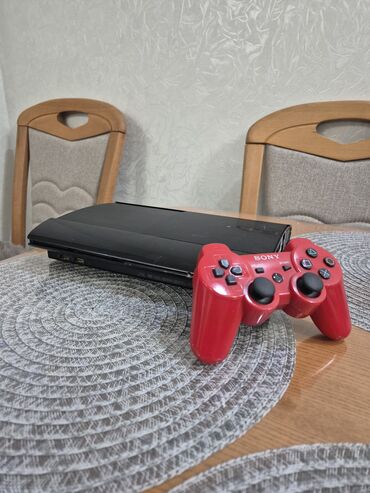Xbox Series X: Sony PlayStation 3 oyun konsolu ilə birlikdə bir ədəd qırmızı rəngli