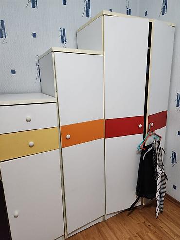 kunc skaf: Uşaq/yeniyetmə otağı üçün modular mebel dəsti Tərkibi: - Yazı masası — 2