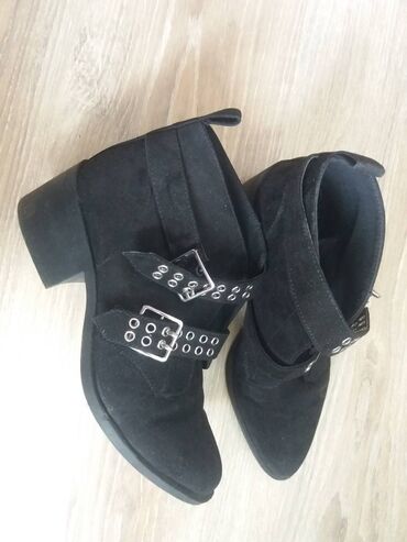 черная обувь: Ботинки демисезонные немецкой фирмы Tamaris б/у. 38 размер