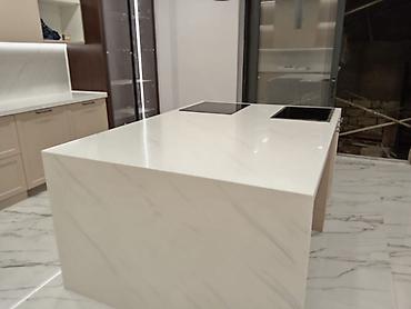 Digər divar panelləri: Kvars kompozit (engineered stone) səthlər – açıq bej-boz tonlarda — 23