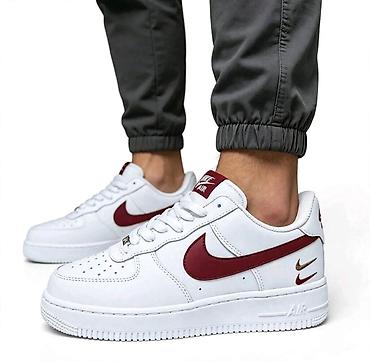 sapa u srcu: Nike Air Force 1 patike – bela baza sa bordo detaljima - Klasičan AF1 — 1
