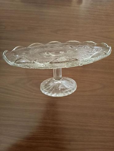 trpezarijski sto: Staklena tacna/postaolje za torte i kolače na stalku. - Materijal — 2