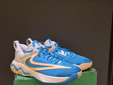 купить перчатки для футбола: Продаются баскетбольные кроссовки Nike Giannis Immortality 3 — одна из