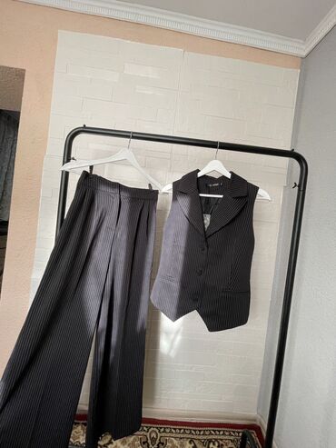 черные брюки: Брючный костюм, Палаццо, Жилет, Made in KG, Осень-весна