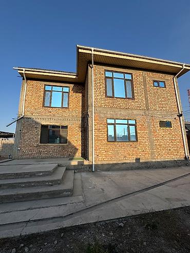 Продажа коттеджей и домов: 🏡 Продаётся 3-х комн.дом в Ак-Орго! 📍 Локация: ул. Бекет, всего в — 3