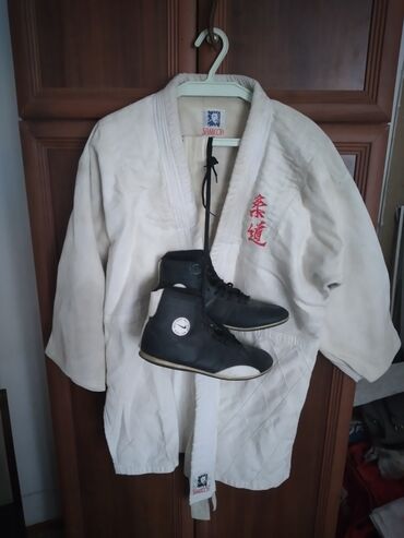 kimono qiymetleri: Кимоно 50 размера и обувь для борьбы 42 размера. Цена указана за