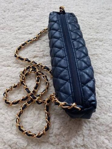 Tašne: Kvalitetna i jako lepa malena torbica sa lancem, zagasito plave boje