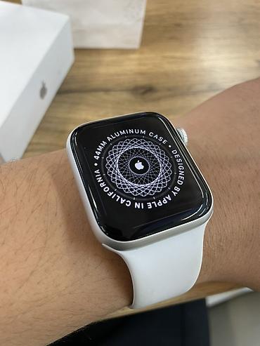 Apple Watch SE 44 мм Состояние идеальное в комплекте зарядке и два