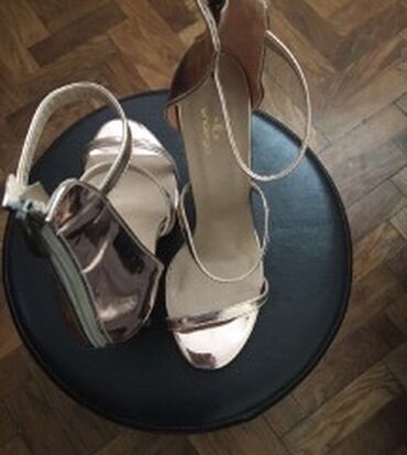 Sandale, rose gold. Velicina 38, odgovara uzem stopalu, zbog kaiscica