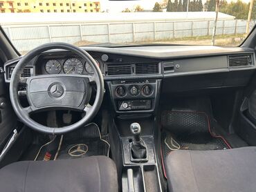 Mercedes-Benz: Maşın şəkildə göründüyü kimidir. Kasmetikasi idealdi. Tək kraskasina — 12