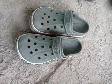 женская одежда бишкек: Пара кроксов "Crocs" оливкового цвета с перфорацией и белой полосой на