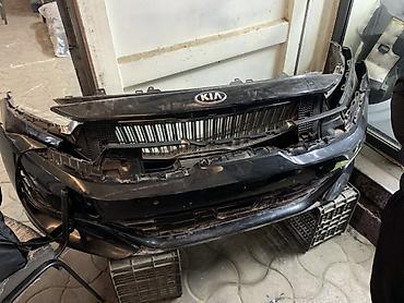 Передний бампер с решеткой радиатора для Kia (эмблема Kia на решетке)