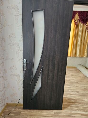 Pəncərələr: 2 ədəd qapı satılır 1 ədəd 150 azn - Material: ağac teksturalı tünd