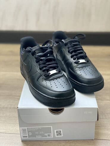обувь для футбола: Продаю новые оригинальные Nike air force 1 low triple black. Размер 26