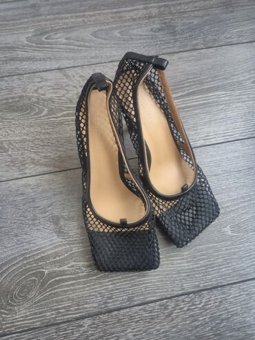 Мокасины и лоферы: Məhsul: Qadın üçün dabanlı ayaqqabı

- Brend: Bottega Veneta 37 razmer