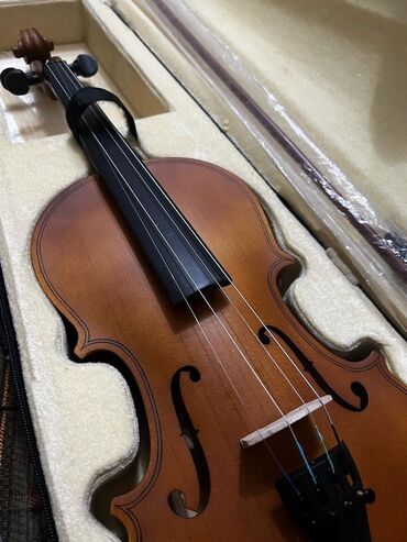 Скрипки: Скрипка 4/4 четверть в отличном состоянии в чехле цена: 18к (еще