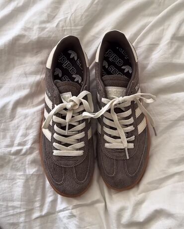 платье на пляж: Кроссовкалар, 40, Adidas, Жаңы, түсү - Күрөң, Өзү алып кетүү