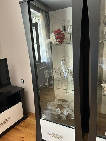 divar rəf: Açılan, 2 qapılı Düz dolab, Servant, Azərbaycan