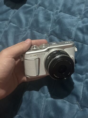 self portrait: Olympus PEN E-PL9 mirrorless fotoaparat - Rəng: gümüş/ağ korpus