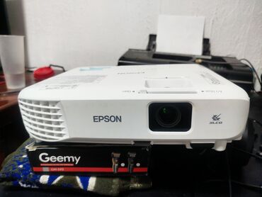 рекламный проектор: Проектор Epson белого цвета подайдет для просмотр фильма или слайд шоу
