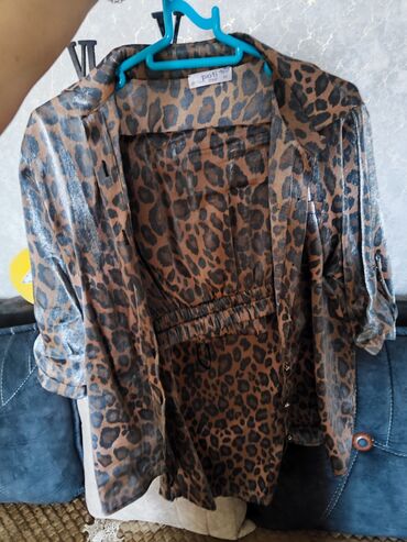 Sviterlər: Leopard printli qadın köynəyi. Köynəyin bədənə uyğun kəsimi və uzun