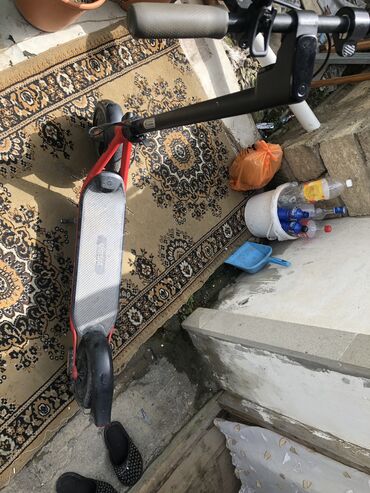 elektirik skuter: Elektriklu skutr narmal vezyetdədi belə problemi yoxdu 25 nen gedr