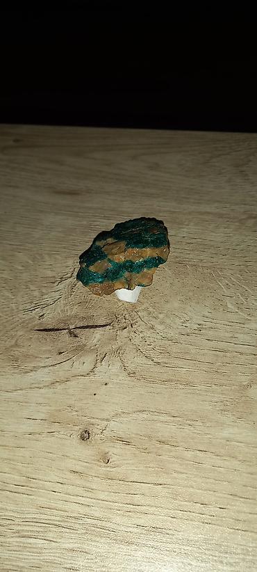 dekor vitrin: Mineral nümunəsi – təbii yaşıl-mavi kristalli damarları olan qəhvəyi — 2