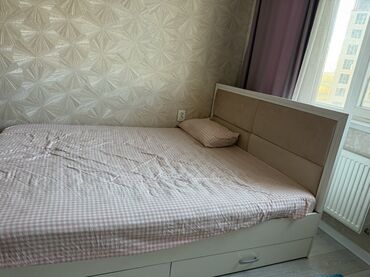 двуспальная кровать с ящиками: Кровать двуспальная с мягким изголовьем и ящиком для хранения -