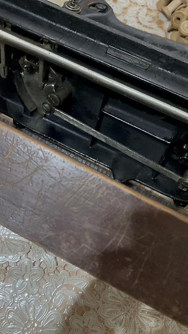 Qədim tikiş maşınları: Antik tikiş maşını – taxta əsaslı, mexaniki (əl qolu ilə işləyən) — 9