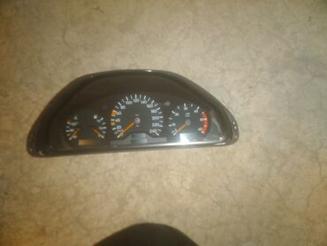 Avtomobil salonu üçün digər detallar: Mercedes-Benz E-seriyası (W210) — 4