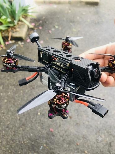 kamera monitörü: FPV yarış/çəki dronu – karbon lifli korpus və 2.5–3” üçpərlikli — 2