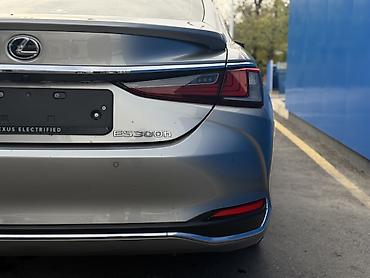Lexus: Lexus ES: 2023 г., 2.5 л, Вариатор, Гибрид, Седан — 2