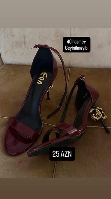 ysl ayaqqabi: - Ağ qadın sandaleti: açıq burunlu, kvadrat uclu, üç nazik qayışlı — 2