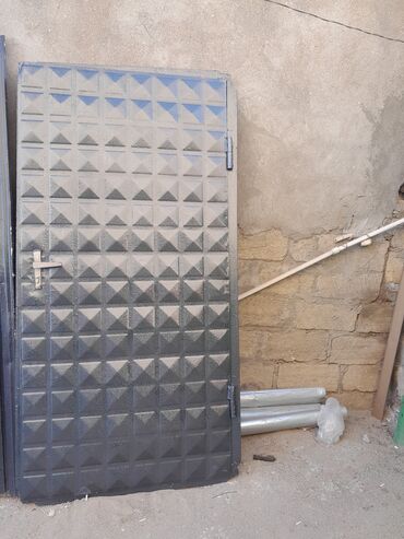 seri rəng: Metal qapılar – dekorativ relyef naxışlı - Material: möhkəm metal