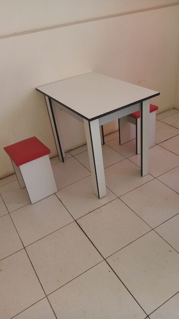 Masalar və oturacaqlar: Acil satılık 4 adet masa ile acil satılık. Çok az kullanılmıştır